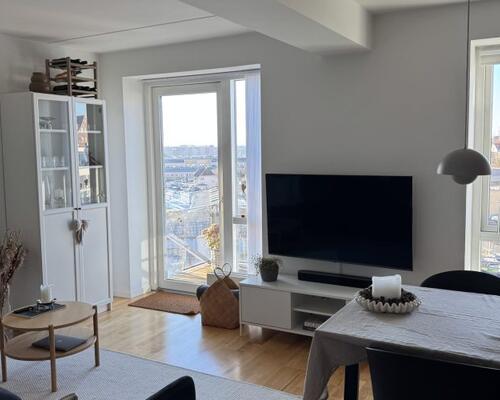 Lys og moderne 2-værelses lejlighed med altan udlejes i Aarhus C