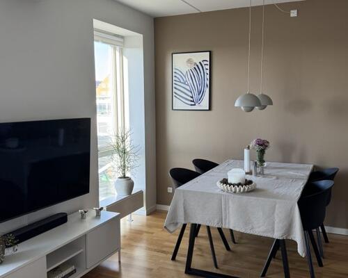 Lys og moderne 2-værelses lejlighed med altan udlejes i Aarhus C