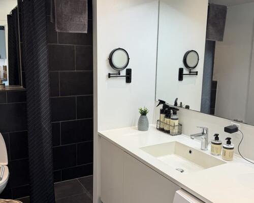 Lys og moderne 2-værelses lejlighed med altan udlejes i Aarhus C