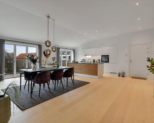 TOP LUKSUS NYRENOVERET 5-VÆRELSES LEJLIGHED