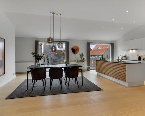 TOP LUKSUS NYRENOVERET 5-VÆRELSES LEJLIGHED