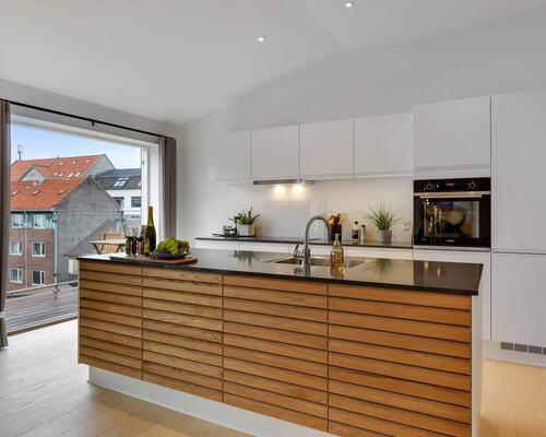 TOP LUKSUS NYRENOVERET 5-VÆRELSES LEJLIGHED