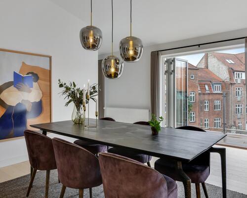 TOP LUKSUS NYRENOVERET 5-VÆRELSES LEJLIGHED