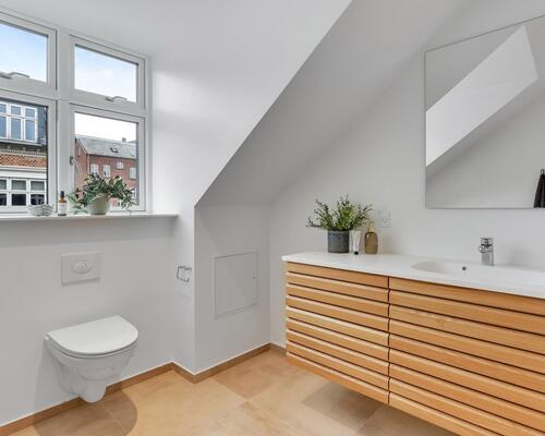 TOP LUKSUS NYRENOVERET 5-VÆRELSES LEJLIGHED