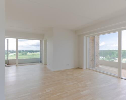 Højtbeliggende 3-værelses lejlighed med to altaner