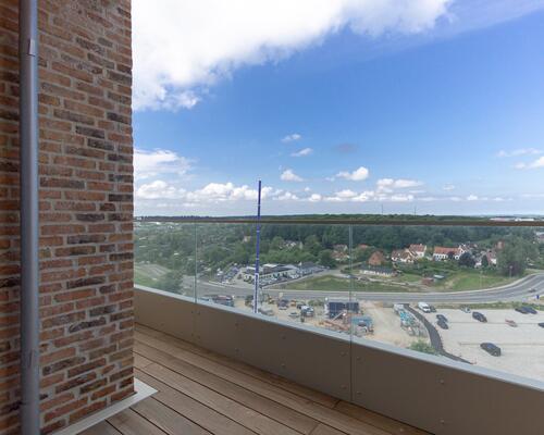 Højtbeliggende 3-værelses lejlighed med to altaner