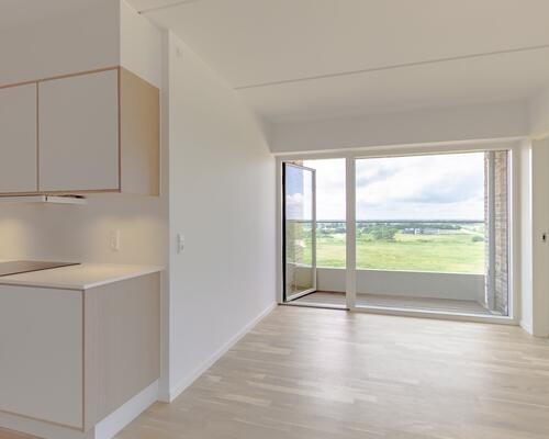 Højtbeliggende 3-værelses lejlighed med to altaner