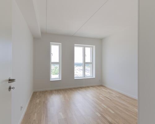 Højtbeliggende 3-værelses lejlighed med to altaner