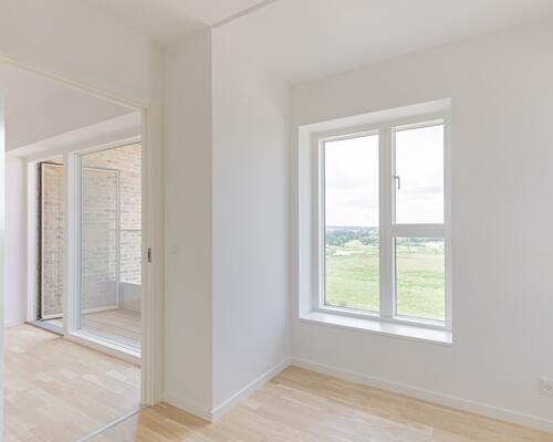 Højtbeliggende 3-værelses lejlighed med to altaner