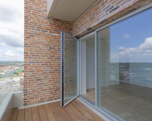 Højtbeliggende 3-værelses lejlighed med to altaner