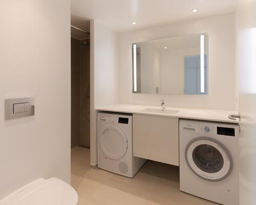 Højtbeliggende 3-værelses lejlighed med to altaner