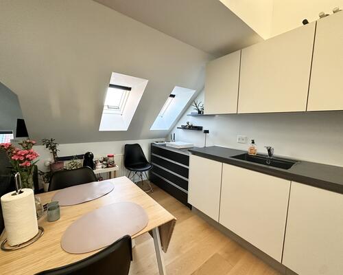 Hyggelig 1-værelses lejlighed med charme og lysindfald