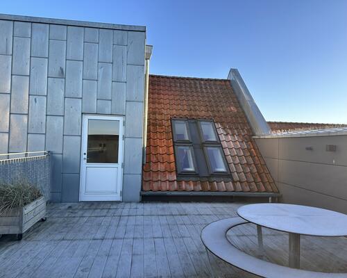 Hyggelig 1-værelses lejlighed med charme og lysindfald