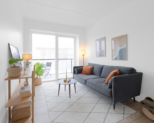 Lys og rummelig toværelses lejlighed med stort køkken-alrum og stue, stort soveværelse og egen altan. Til boligen hører eget skur.