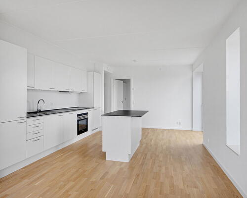 Skøn og lys 3 værelses lejlighed med to altaner ved vandet