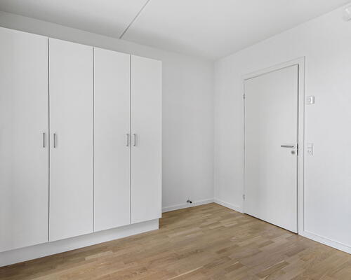 Skøn og lys 3 værelses lejlighed med to altaner ved vandet