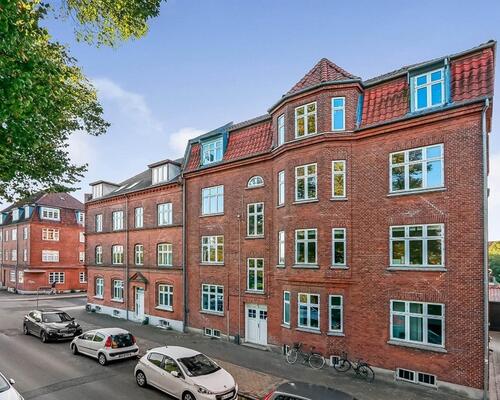 Hyggelig 3. sals lejlighed uden overbo og udsigt til åen