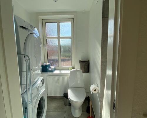 Stor 2. værelses lejlighed - nyere køkken og badeværelse