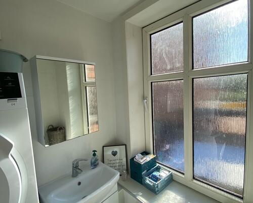 Stor 2. værelses lejlighed - nyere køkken og badeværelse