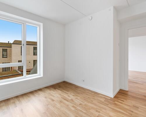 Bo i en nyopført ejendom tæt på skov og strand