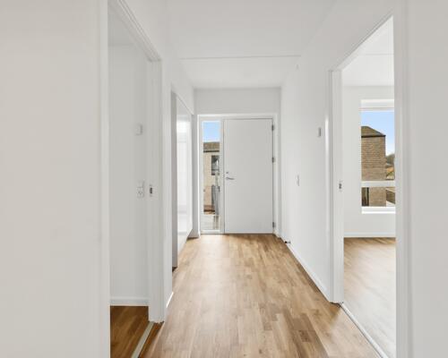 Bo i en nyopført ejendom tæt på skov og strand