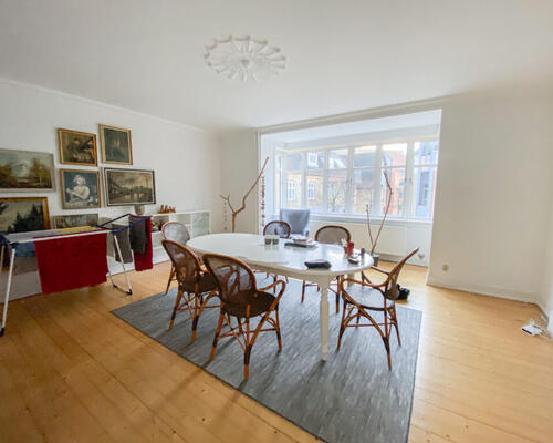 Dejlig 4-værelses lejlighed med to stuer en-suite