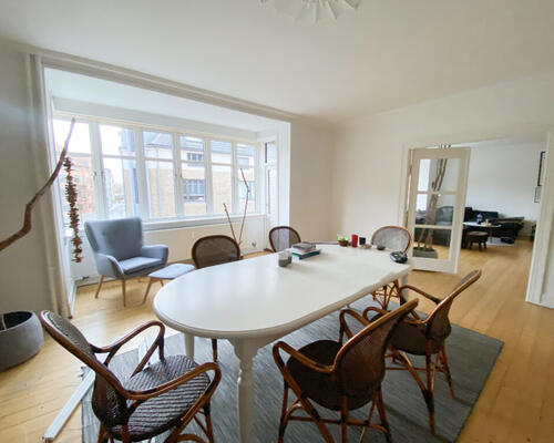 Dejlig 4-værelses lejlighed med to stuer en-suite