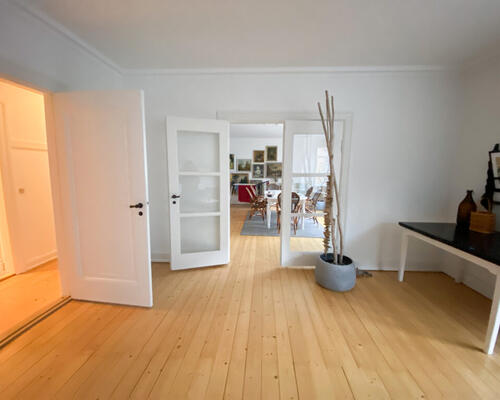 Dejlig 4-værelses lejlighed med to stuer en-suite