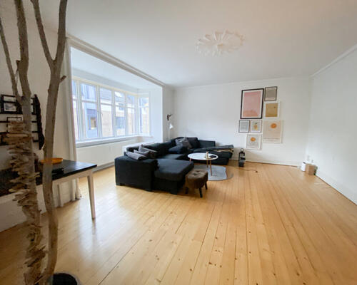 Dejlig 4-værelses lejlighed med to stuer en-suite