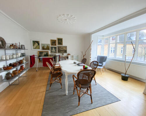 Dejlig 4-værelses lejlighed med to stuer en-suite