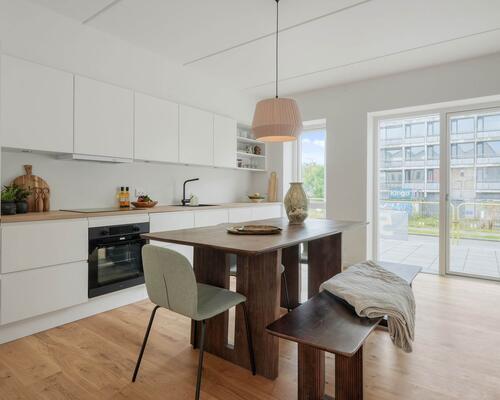 Nyd livet i et rummeligt rækkehus i flere plan