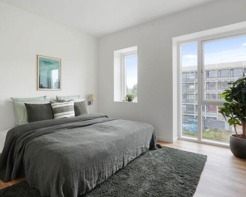 Nyd livet i et rummeligt rækkehus i flere plan