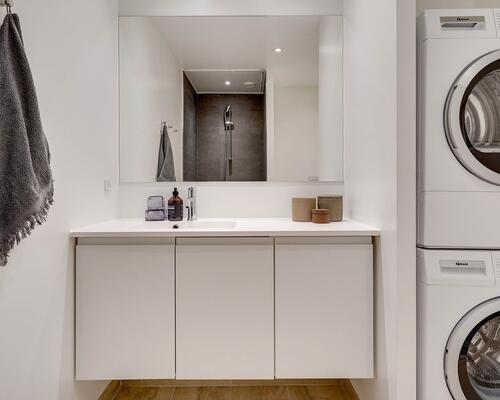 Nyd livet i et rummeligt rækkehus i flere plan