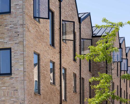 Nyd livet i et rummeligt rækkehus i flere plan