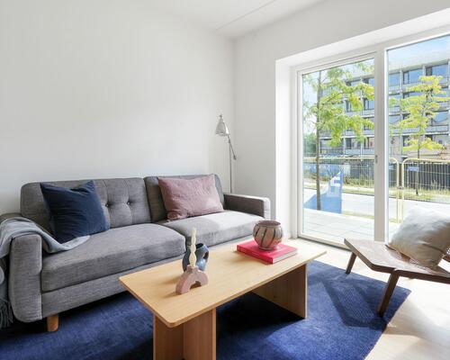 Nyd livet i et rummeligt rækkehus i flere plan