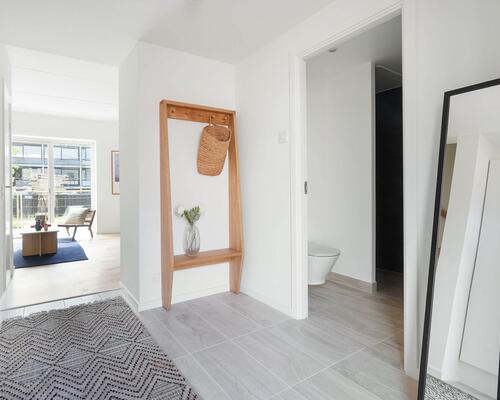 Nyd livet i et rummeligt rækkehus i flere plan