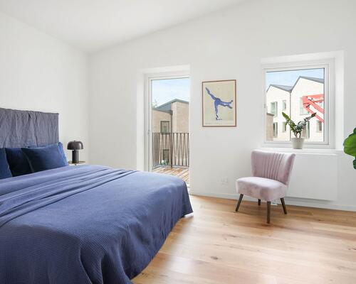 Nyd livet i et rummeligt rækkehus i flere plan