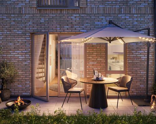 Nyd livet i et rummeligt rækkehus i flere plan