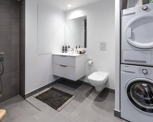 Ny toværelses lejlighed med stort køkken-alrum og alt i hårde hvidevarer. Lejligheden har egen altan. Til boligen hører eget skur.