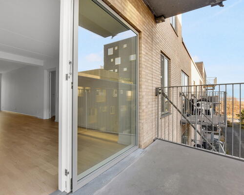 Skøn og lys 3 værelses lejlighed med to altaner ved vandet