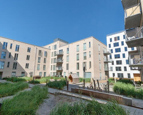 Skøn og lys 3 værelses lejlighed med to altaner ved vandet