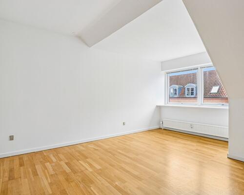 Lys og centralt beliggende 3-værelses lejlighed i Haslev