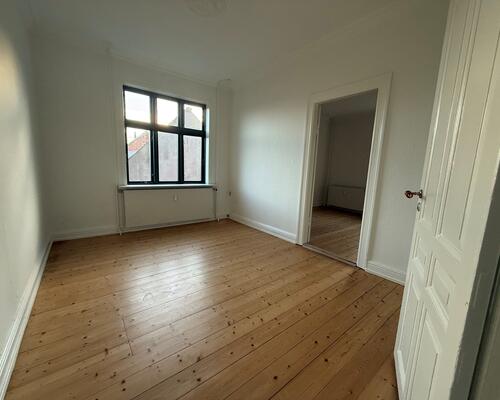 God lys 1. sals lejlighed tæt på centrum