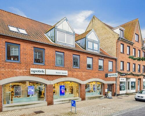 Lys og centralt beliggende 3-værelses lejlighed i Haslev