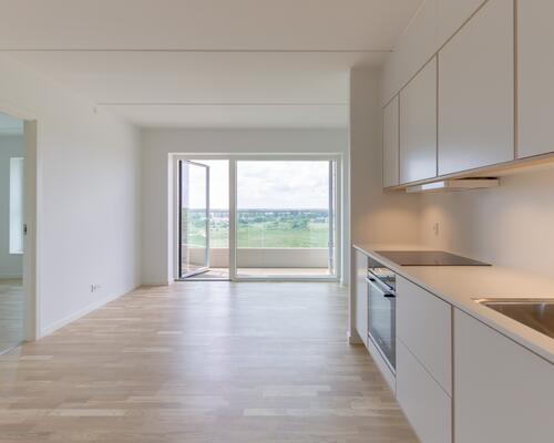 Højtbeliggende 3-værelses lejlighed med altan