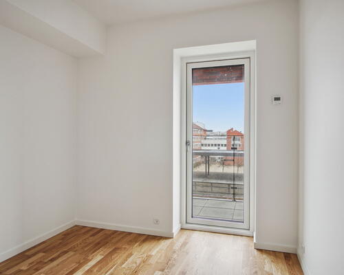 Rummelig og lys 2-værelses lejlighed med egen altan og unikke fællesfaciliteter.