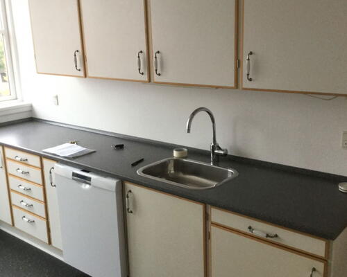 God stor 2 vær. lejebolig på 85 m2. oven på Ølby Centeret