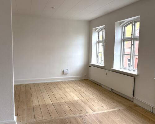 Lækker lys 3 værelses lejlighed på stille lukket vej centralt i Nyborg – 84 Kvm