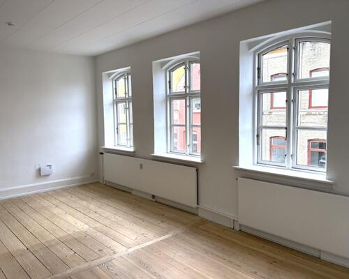 Lækker lys 3 værelses lejlighed på stille lukket vej centralt i Nyborg – 84 Kvm