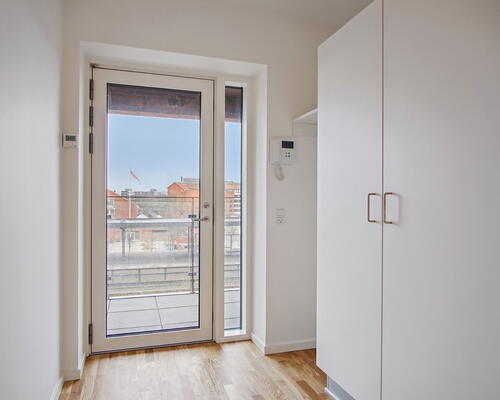 Rummelig og lys 2-værelses lejlighed med egen altan og unikke fællesfaciliteter.